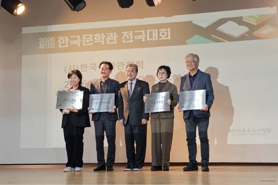하동군 악양면 평사리 소재 박경리문학관이 2026년 올해의 최우수 문학관에 선정됐다. 사진 맨 오른쪽이 하아무 박경리문학관장이다. 사진=하동군