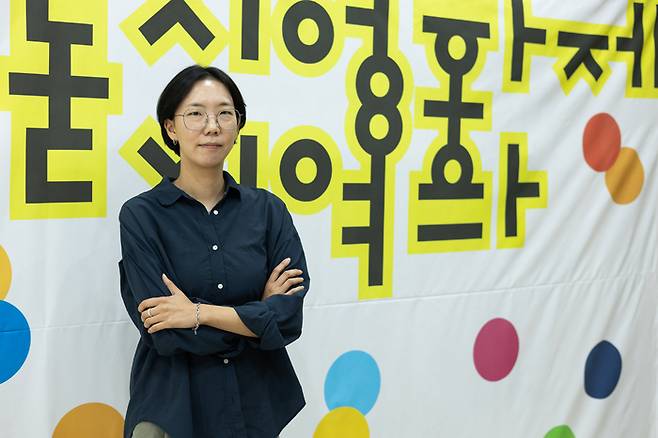 감 감독은 희수 별과 모래를 통해 제도 밖으로 밀려난 사람들, 너무 익숙해서 눈에 띄지 않는 존재들에 관심이 있다는 걸 알게 됐다. 최근에는 올해 80주년을 맞은 대구 10월 항쟁에 관심이 간다고 전했다. 지난 11일 대구 오오극장에서 만난 감 감독이 포즈를 취하고 있다. 정수민기자