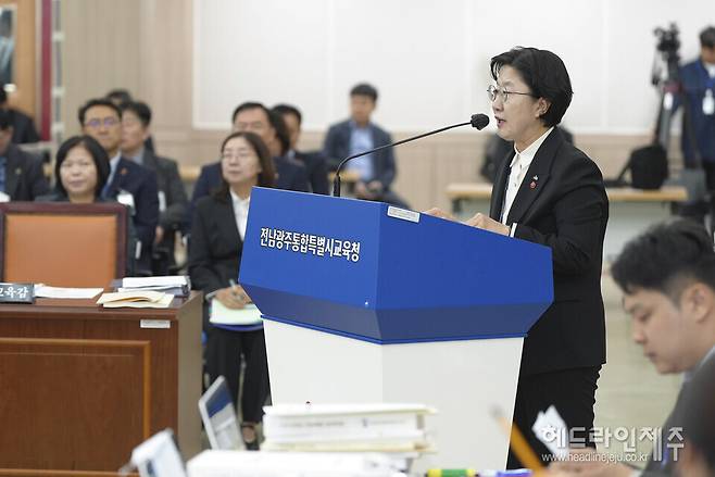 국회 교육위원회 국정감사에서 답변하고 있는 고의숙 제주특별자치도교육감.