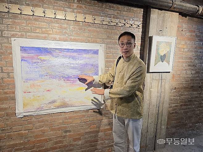 20일 전남광주통합특별시 서구 쌍촌동 광주가톨릭평생교육원 브레디관에서 ‘제9회 비움나눔페스티벌’ 개막을 하루 앞두고, 말레이시아 출시 쭌엥 작가가 전시 작품 앞에서 작업 의도와 의미를 설명하고 있다.