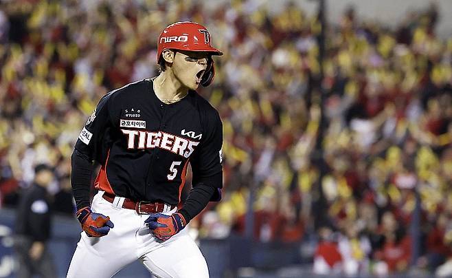 20일 서울 잠실야구장에서 열린 2026 KBO 포스트시즌 준플레이오프 LG 트위스와 KIA 타이거즈의 3차전 경기, 2회초 1사 만루 상황 KIA 김도영이 만루 홈런을 친 뒤 기뻐하고 있다. 뉴시스