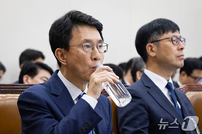 박종원 한미전략투자공사 사장이 20일 서울 여의도 국회에서 열린 재정경제기획위원회의 한국수출입은행 등에 대한 국정감사에 출석해 물을 마시고 있다. 2026.10.20 ⓒ 뉴스1 유승관 기자