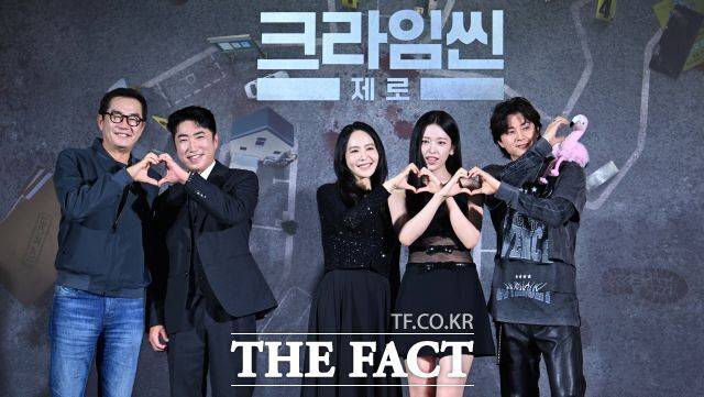 영화감독 장진과 개그맨 장동민, 박지윤 아나운서, 아이브(IVE) 안유진, 배우 김지훈(왼쪽부터)이 넷플릭스 예능 '크라임씬 제로2'로 돌아온다. 사진은 지난해 9월 16일 서울 구로구 라마다 신도림 호텔에서 열린 넷플릭스 새 예능 '크라임씬 제로' 제작발표회에 참석해 포즈를 취하고 있는 모습. /박헌우 기자