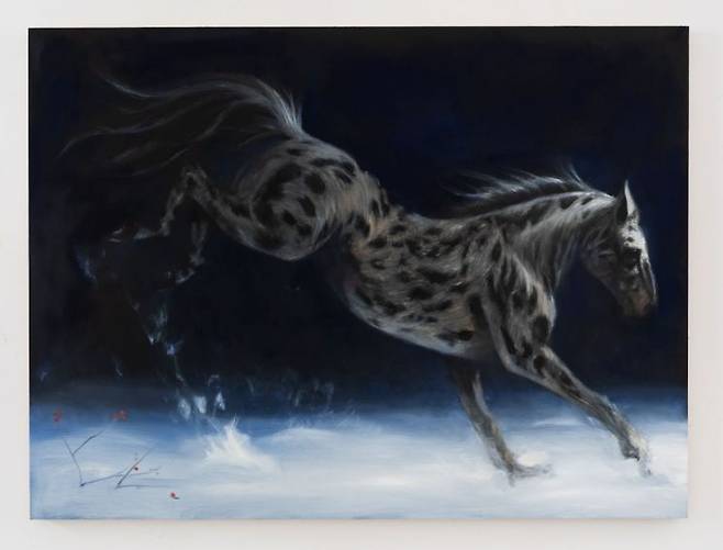 케일럽 한 킨타나의 ‘The Appaloosa’(2026). 달리는 말을 빛과 어둠의 강한 대비 속에 놓아 동물의 존재감을 신화적으로 끌어올린 작품이다. 클럽하우스 갤러리