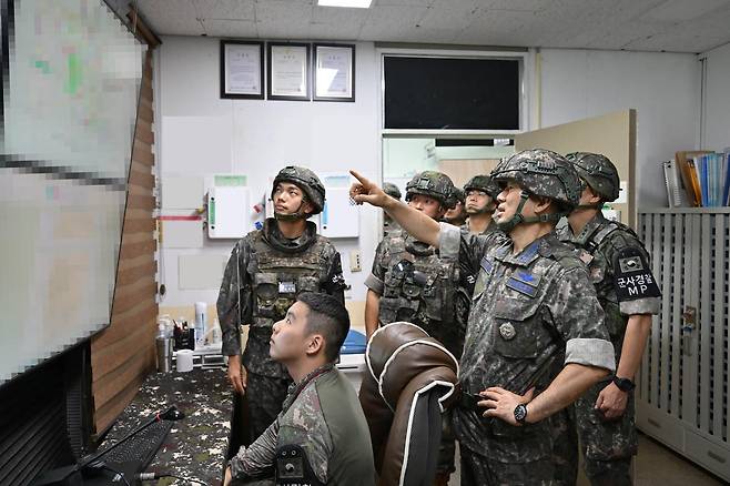 진영승 합참의장이 지난 8월 18일 강원도 화천군 7사단 전방 GP·GOP 부대를 방문해 경계작전태세를 확인하고 있다. 026.8.18. 뉴스1