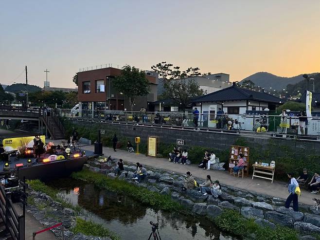 지난 16일 충남 공주 제민천 인근 수변무대에서 시민들이 재즈 공연을 보고 있다. 카카오 제공