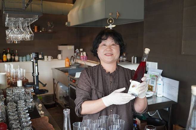 지난 16일 충남 공주에 위치한 '천국보다낯선' 이재천 대표가 벌꿀로 빚은 술 '미드'를 소개하고 있다. 카카오 제공