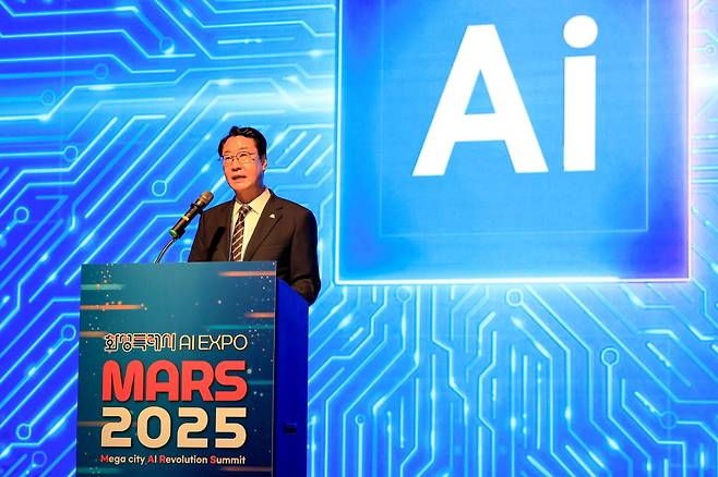 정명근 화성시장이 지난해 6월 18일 서울 삼성동 코엑스에서 막을 올린 AI 엑스포 ‘MARS 2025’에서 AI미래도시 도약을 선언하고 있다. 화성시 제공
