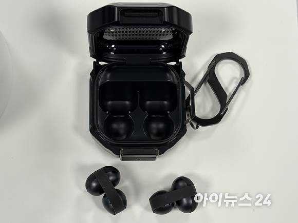 삼성전자 갤럭시 버즈 온 이어폰. [사진=권서아 기자]