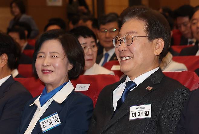 이재명 더불어민주당 대표가 2024년 5월 서울 여의도 국회 의원회관에서 열린 제22대 국회 전반기 국회의장단 후보 선출을 위한 더불어민주당 당선자총회에서 국회의장 후보인 추미애와 미소를 보이고 있다. 뉴스1