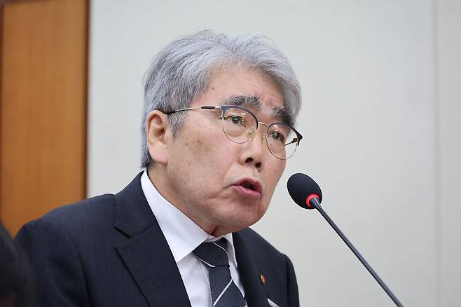 하동근 한국지역난방공사 사장이 19일 서울 여의도 국회에서 열린 기후에너지환경노동위원회의 온실가스종합정보센터 등에 대한 국정감사에서 의원 질의에 답변하고 있다. 뉴스1