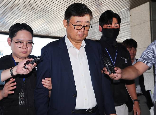 박순관 아리셀 대표가 2024년 8월 수원지법에서 열린 구속영장실질심사(구속 전 피의자 심문)을 마치고 이동하고 있다. 연합뉴스