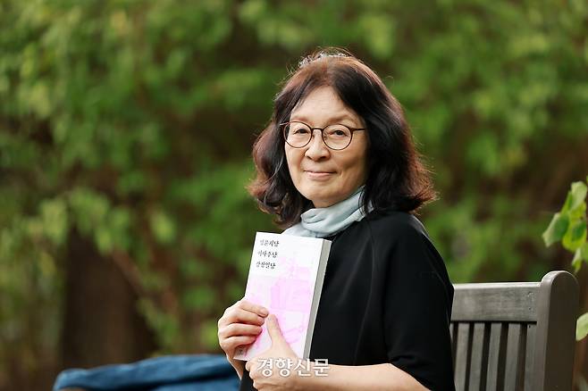 이숙인 서울대 규장각한국학연구원 책임연구원이 5일 경향신문과 인터뷰에 앞서 포즈를 취하고 있다. 정지윤 선임기자