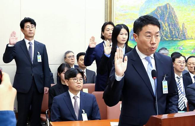 윤구 구글코리아 사장(오른쪽부터), 최주희 티빙 대표, 홍승일 힐링페이퍼(강남언니) 대표, 이상운 KT 최고정보보호책임자(CISO)가 10월 13일 국회 정무위원회에서 열린 국정감사에서 증인 선서를 하고 있다. 연합뉴스