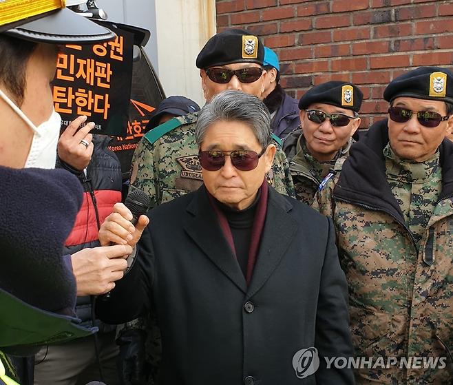 전두환 자택 앞 집회 참석한 지만원씨. 연합뉴스