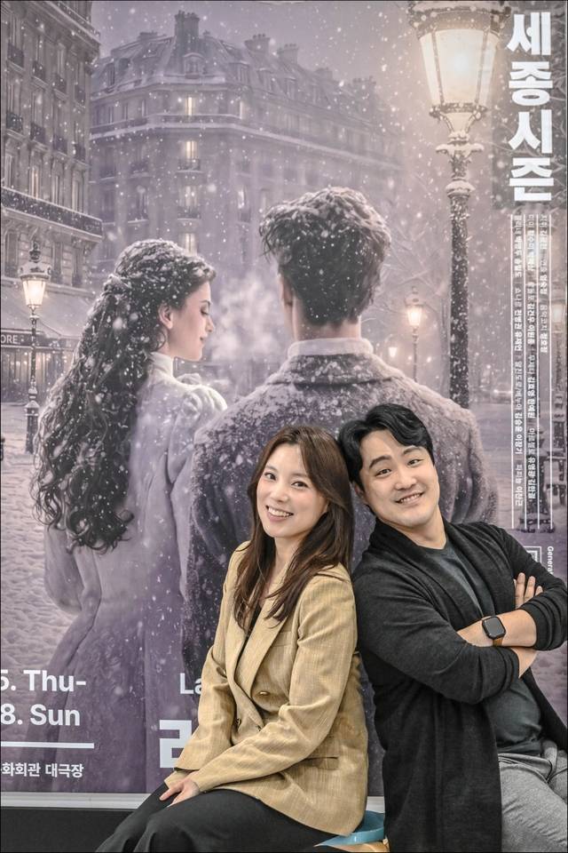 서울시오페라단의 ‘라보엠’에서 미미 역을 맡은 소프라노 황수미(왼쪽)와 테너 김건우가 19일 세종문화회관 1층 포스터 앞에서 활짝 웃고 있다.  세종문화회관 제공