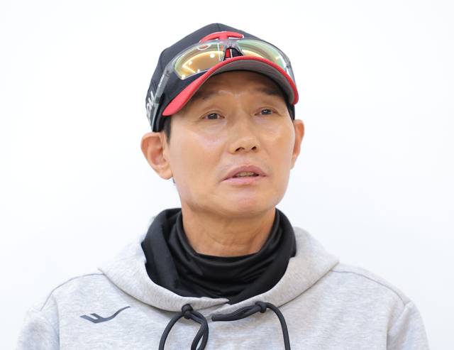 염경엽 LG 감독이 20일 서울 잠실야구장에서  KIA와 2026 KBO 포스트시즌 준플레이오프 3차전 경기를 앞두고 취재진 질문에 답변하고 있다. 뉴시스