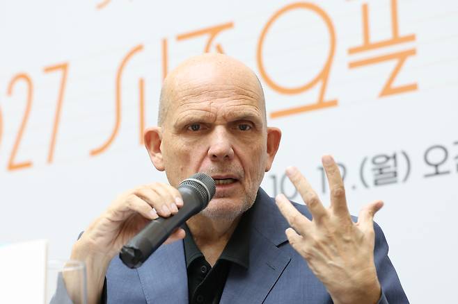 얍 판 츠베덴 음악감독이 19일 서울 종로구 세종문화회관에서 열린 서울시립교향악단 2027 시즌 오픈 기자간담회에서 질문에 답하고 있다. [연합]