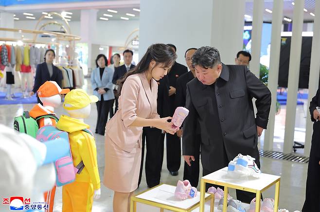 김정은 북한 국무위원장이 지난 19일 딸 주애, 부인 리설주 여사와 함께 ‘새 제품 개발과 질 제고 열풍’을 주제로 열리는 경공업 부문 피복ㆍ신발 전시회장을 돌아봤다고 조선중앙통신이 20일 보도했다. 2026.10.20    [재배포 금지·연합]