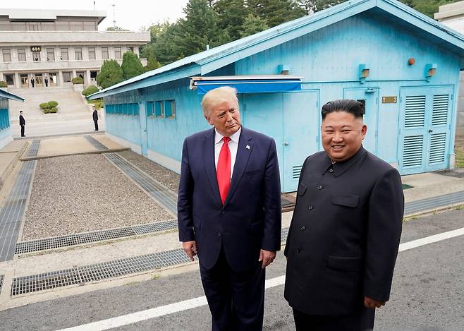2019년 6월 30일 판문점 비무장지대에서 도널드 트럼프 미국 대통령이 김정은 북한 국무위원장을 만나고 있다. [로이터]