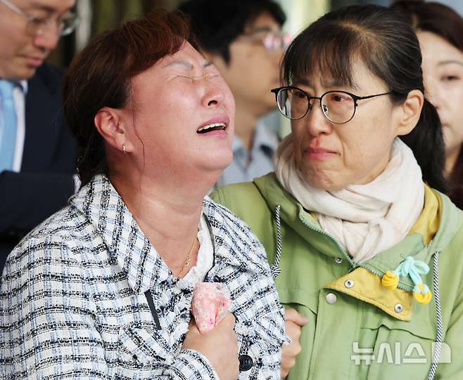 [서울=뉴시스] 박주성 기자 = 2024년 6월 리튬 1차전지 제조 공장에서 발생한 폭발·화재 사고로 23명의 사망자를 낸 '아리셀 참사'의 책임자로 지목된 박순관 아리셀 대표이사가 2심에서 감형된 징역 4년을 확정받은 20일 서울 대법원에서 유가족이 법정을 나서며 억울함을 호소하고 있다. 2026.10.20.park7691@newsis.com