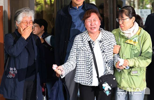 [서울=뉴시스] 박주성 기자 = 2024년 6월 리튬 1차전지 제조 공장에서 발생한 폭발·화재 사고로 23명의 사망자를 낸 '아리셀 참사'의 책임자로 지목된 박순관 아리셀 대표이사가 2심에서 감형된 징역 4년을 확정받은 20일 서울 대법원에서 유가족이 법정을 나서며 억울함을 호소하고 있다. 2026.10.20.park7691@newsis.com