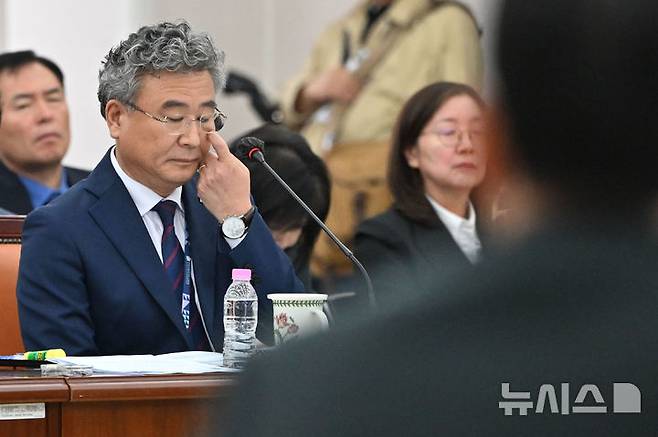 [전남광주=뉴시스] 이영주 기자 = 천호성 전북도교육감이 20일 오전 전남광주 무안군 전남광주교육청 무안청사에서 열린 2026년도 국회 교육위원회 국정감사에 참여해 박정훈 국민의힘 의원의 질의를 받으며 난처해하고 있다. 2026.10.20. leeyj2578@newsis.com