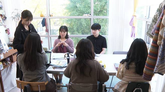 뜨개 수업을 듣기 위해 탁자에 둘러앉은 수강생들. [사진=연합뉴스TV]