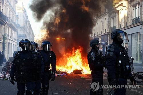 프랑스 시위 진압하는 경찰관들 [로이터=연합뉴스 제공]