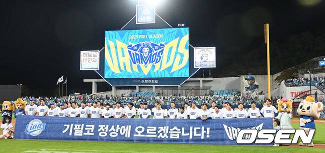 [OSEN=대구, 이석우 기자] 12일 대구삼성라이온즈파크에서 2026 신한 SOL KBO 리그 삼성 라이온즈와 KT 위즈의 경기가 열렸다. 홈팀 삼성은 양창섭이, 방문팀 KT는 소형준이 선발 출전했다. 삼성 라이온즈 선수들이 시즌 마지막 경기를 마치고 팬들에게 인사를 하고 있다. 2026.10.12 / foto0307@osen.co.kr