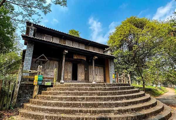 1930년대 멍하이 차창을 재현한 2층 구조 건축물. 고6대차산에서넘어온 차 상인들이 많았다.