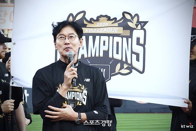 이강철 KT 감독이 2026시즌 1위를 확정한 뒤 팬들 앞에서 소감을 밝히고 있다. KT위즈 제공