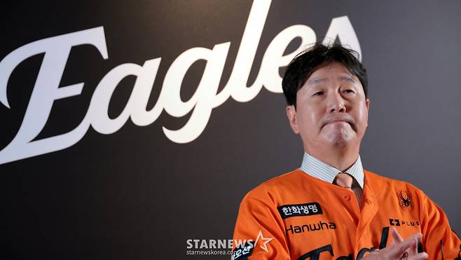 국가대표감독에서 한화이글스 새 수장이 된 류지현 감독이 16일 대전한화생명볼파크에서 열린 취임식에서 첫선을 보이고 있다.   기자들의 질문에 답하는 류지현 감독. 2026.10.16. /사진=강영조 선임기자