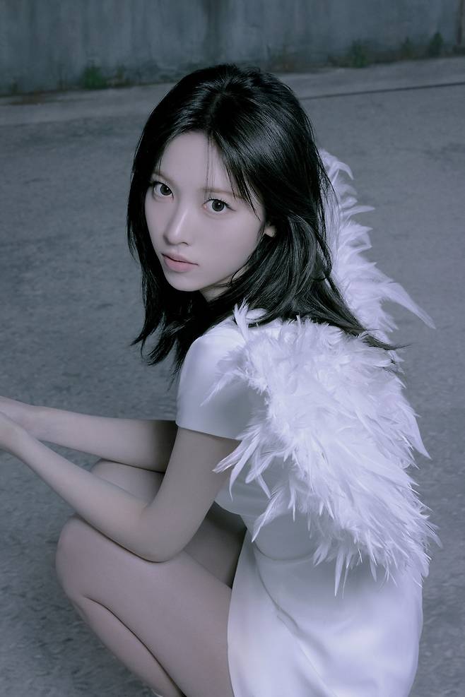 Lisenne, who is receiving great love from the public for their unique fragrance concept and music, is raising their public recognition through various activities and continuing their wide-ranging activities.