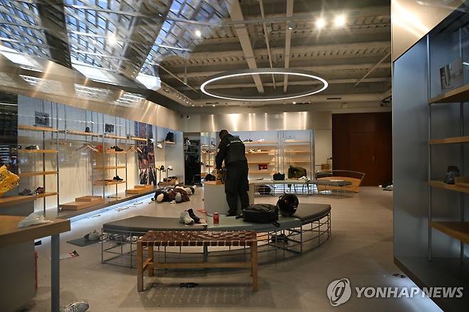 약탈당한 파리의 한 매장 [AP=연합뉴스 자료사진. 재판매 및 DB 금지]