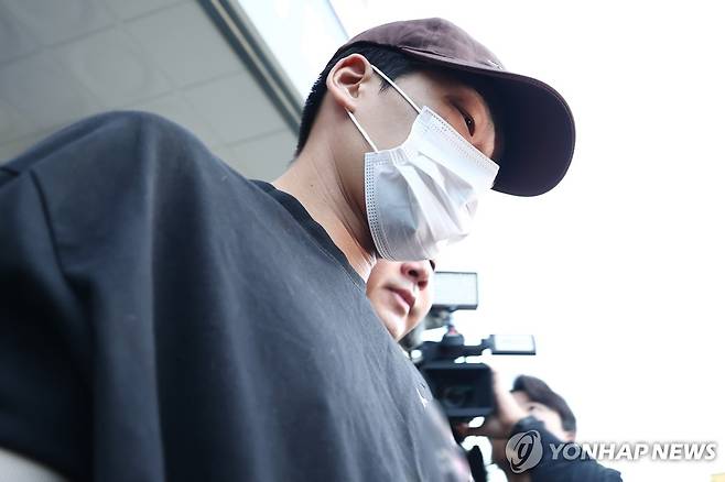 ‘송파 장모살인·아내납치' 피의자 김성우, 송치 (서울=연합뉴스) 윤동진 기자 = 장모 살인 및 아내 납치사건 피의자 김성우가 20일 서울 송파경찰서에서 공소청으로 송치되고 있다.
    김성우는 지난 11일 오전 5시 38분께 송파구 처가를 찾아가 50대 장모를 흉기로 찌르고, 아내를 차량에 태워 납치한 혐의를 받는다. 2026.10.20 mon@yna.co.kr