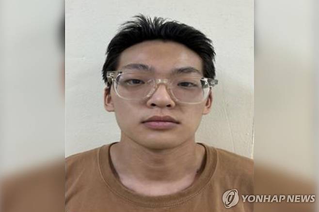 '송파 장모살인·아내납치' 피의자 신상정보 공개…26세 김성우 (서울=연합뉴스) 지난 11일 서울 송파구에서 발생한 장모 살인 및 아내 납치사건 피의자 김성우(26)의 신상정보가 19일 공개됐다.
    서울경찰청은 이날 오후 신상정보공개심의위원회를 열고 존속살해·특수감금 등 혐의로 구속된 김성우의 이름, 나이, 얼굴 사진(머그샷)을 공개했다. 2026.10.19 [서울경찰청 홈페이지 캡처. 재판매 및 DB 금지] photo@yna.co.kr