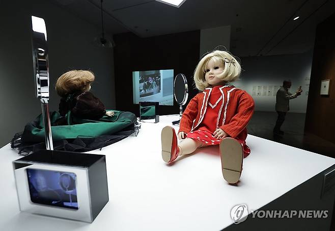 인간과 기계의 공존 (서울=연합뉴스) 류영석 기자 = 20일 서울 중구 서울시립미술관에서 열린 '린 허쉬만 리슨:나의 [나]들' 아시아 첫 미술관 개인전 프레스투어에 작품이 전시되어 있다.
    전시는 오는 21일부터 2027년 2월 21일까지 개최한다. 2026.10.20 ondol@yna.co.kr