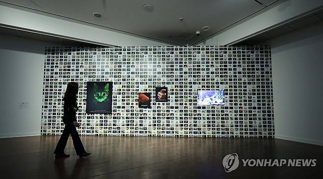 린 허쉬만 리슨, '편집된 미래' (서울=연합뉴스) 류영석 기자 = 20일 서울 중구 서울시립미술관에서 열린 '린 허쉬만 리슨:나의 [나]들' 아시아 첫 미술관 개인전 프레스투어에 작품이 전시되어 있다.
    전시는 오는 21일부터 2027년 2월 21일까지 개최한다. 2026.10.20 ondol@yna.co.kr