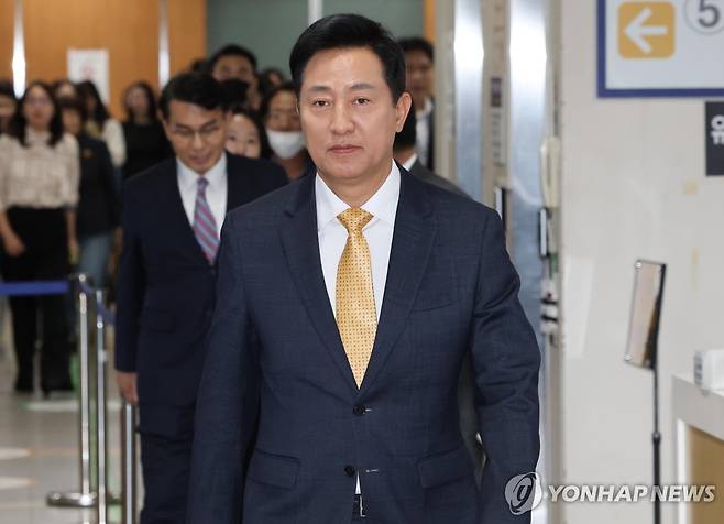 법정 향하는 오세훈 서울시장 (서울=연합뉴스) 이진욱 기자 = 오세훈 서울시장이 2일 서울 서초구 서울고등법원에서 열리는 명태균 여론조사 의혹 사건 항소심 결심공판에 출석하고 있다. 2026.10.2 cityboy@yna.co.kr