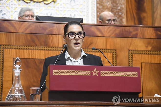 19일(현지시간) 모로코 라바트 의회에서 파티마 에자흐라 엘만수리 신임 총리가 2026~2031 국정 운영 계획에 대해 발표하고 있다. [EPA=연합뉴스. 재판매 및 DB 금지]