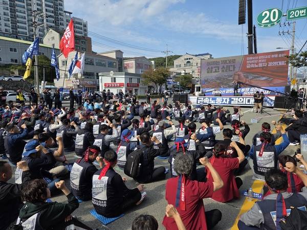 21일 오후 한화오션 거제조선소 서문 앞에서 열린 '한화오션 원청교섭 투쟁 승리! 현장탄압 분쇄! 금속노동자 결의대회'에서 참가자들이 구호를 외치고 있다. /표세호 기자