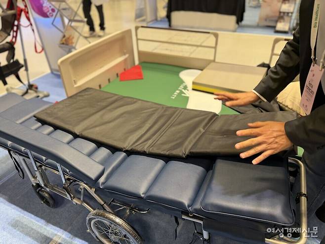 란달유디케어스는 일본 란달코퍼레이션의 케어용 전동침대 '리라이프넥스트'와 각종 이동 보조용품도 소개했다. 임 대표는 휠체어와 침대 사이에서 이용자를 옮길 때 사용하는 슬라이딩 보드와 시트를 직접 펼쳐 보이며 사용 방법을 설명했다. /김정수 기자