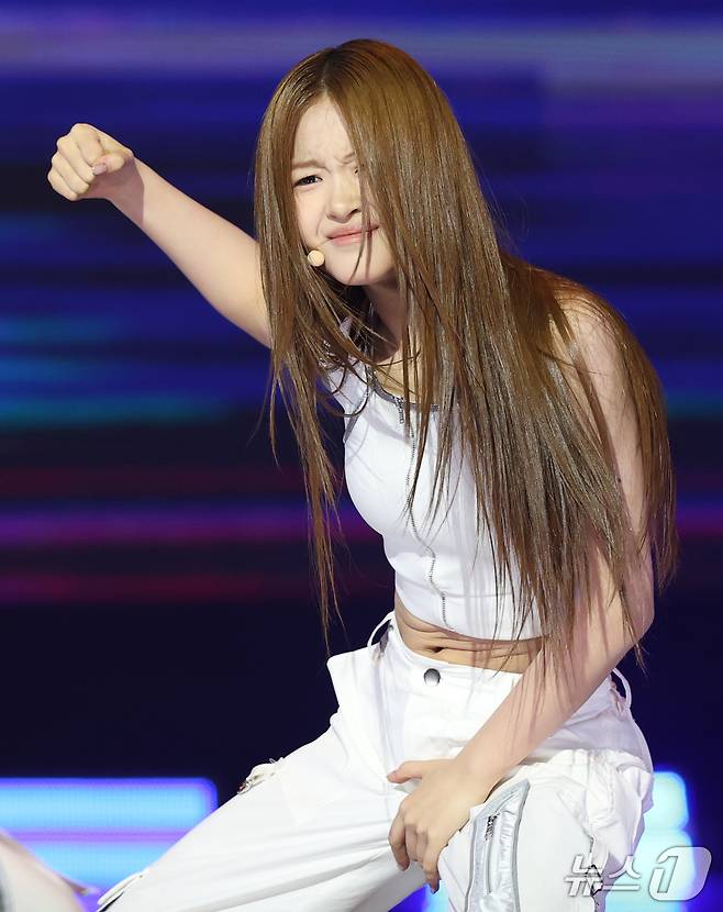 A20 LITE 아이찡이 20일 오후 서울 마포구 상암 SBS프리즘타워에서 열린 SBS Life 음악 방송 ‘더 쇼(THE SHOW)’ 생방송에서 파워풀한 무대로 시선을 사로잡고 있다. ⓒ 뉴스1 권현진 기자