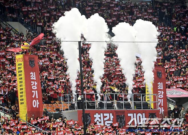 20일 잠실야구장에서 열린 KIA와 LG의 준플레이오프 3차전. 3루 관중석의 KIA 팬들이 응원전을 펼치고 있다. 잠실=허상욱 기자wook@sportschosun.com/2026.10.20/