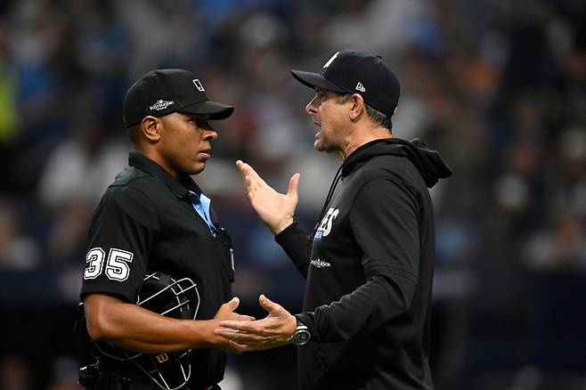 New York Yankees manager Aaron Boone, right, talks with home plate umpire Jeremie Rehak (35) after Yankees' Spencer Jones was called out on a fly ball that hit the ceiling of Tropicana Field during the second inning in Game 2 of an American League Division Series baseball game against the Tampa Bay Rays Monday, Oct. 5, 2026, in St. Petersburg, Fla. (AP Photo/Phelan Ebenhack)







<저작권자(c) 연합뉴스, 무단 전재-재배포, AI 학습 및 활용 금지>