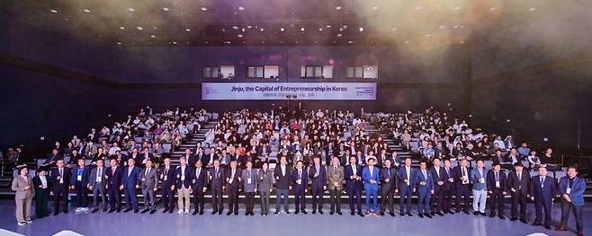 2026 진주 K-기업가정신 국제포럼이 19일 경남이스포츠상설경기장에서 개막했다. /진주시