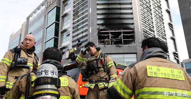20일 서울 강남구 역삼동 신명빌딩 화재 현장 앞에서 소방대원들이 진화를 마친 뒤 땀을 닦고 있다. 앞서 190m가량 떨어진 한양빌딩에서도 불이 났다. 이 화재로 1명이 심정지에 빠지고 4명이 중상을 입는 등 19명이 다쳤다. 화재는 오후 2시 20분경 모두 진압됐다. 이한결 기자 always@donga.com