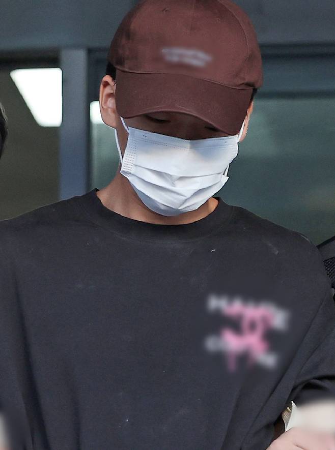 장모를 살해하고 아내를 납치한 혐의를 받는 김성우가 20일 오전 서울 송파구 송파경찰서에서 서울동부지방공소청으로 송치되고 있다. 뉴시스