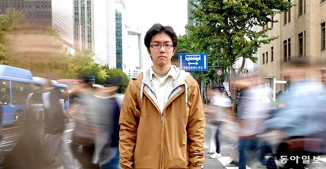 빚의 굴레가 곧 빈곤의 굴레세상은 흐르는데, 청년은 멈췄다
15일 점심시간 서울 종로구 세종대로사거리 횡단보도에서 행인들이 이주현 씨(28) 옆을 스쳐 지나가고 있다. 금융채무 불이행자(옛 신용불량자)인 부모 밑에서 자란 이 씨는 잡지사에서 해고된 뒤 계약직으로 일하며 월 200만 원을 벌지만 월세 등 부담 때문에 늘 적자다. 이 씨의 빚은 통장 잔액인 300만 원의 세 배인 900만 원까지 늘었다. 전영한 기자 scoopjyh@donga.com